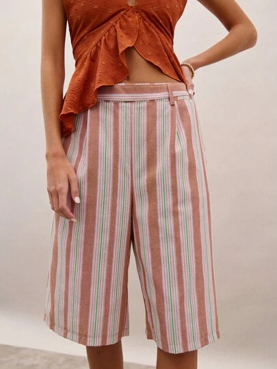 Nöista Bermudas a rayas en tonos marrón, verde y rosa con detalle de cintura cruzada. Cómodas y elegantes, perfectas para primavera y verano, ideales para looks casuales o de vacaciones.