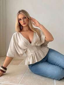 Auralis Atasan Beige Bertekstur Lengan Pendek Berlipit Leher V Dalam Ukuran Plus, Bahu Jatuh, Elegan untuk Musim Panas, Sehari-hari di Kantor, Atasan dengan Pinggang Belakang Elastis dan Hem Berumbai - Aprikot - View 3