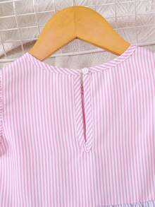SHEIN Gaun Kasual Lucu untuk Anak Perempuan, Motif Garis-Garis Pink Tenun dengan Warna Kontras, Leher Bulat, dan Hem Berkerut, Cocok untuk Liburan Musim Panas. - MultiWarna - View 9