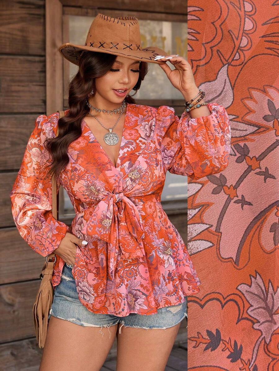 SHEIN LUNE Blusa de mujer de talla grande con cuello en V, manga larga, cintura con lazo y volantes en el bajo, con estampado floral transparente - Color caoba - Ver 1
