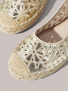 Styleloop Sandal nữ đế bằng, mũi tròn, thêu hoa điện tử, dây gai rỗng, thích hợp đi biển, nghỉ mát. - Vàng - Xem 6