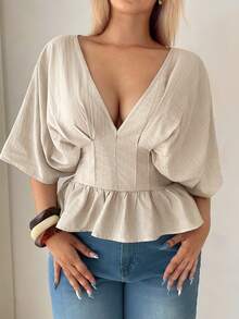 Auralis Atasan Beige Bertekstur Lengan Pendek Berlipit Leher V Dalam Ukuran Plus, Bahu Jatuh, Elegan untuk Musim Panas, Sehari-hari di Kantor, Atasan dengan Pinggang Belakang Elastis dan Hem Berumbai - Aprikot - View 5