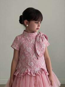 SHEIN Vestido casual de niña con cuello mao, parches de malla y lazo, con estampado floral ditsy de gasa - Rosa - Ver 4