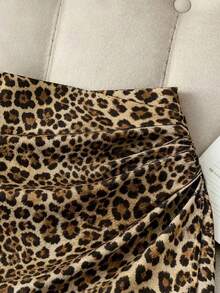 SHEIN Franclia 这款女士时尚豹纹迷你裙，采用高腰褶皱设计和修身剪裁，由弹力豹纹面料制成，适合日常穿着、派对或打造性感造型。产品特点包括：性感豹纹修身裙、优雅褶皱迷你裙、性感半身裙、复古狂野豹纹裙、高腰显瘦紧身迷你裙。 - 彩色 - 查看 3