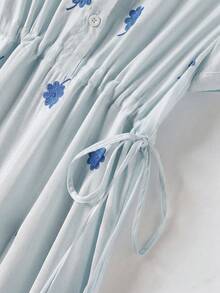 SHEIN LUNE 女士夏季花卉四叶草刺绣抽绳腰连衣裙 - 淺藍色 - 查看 5