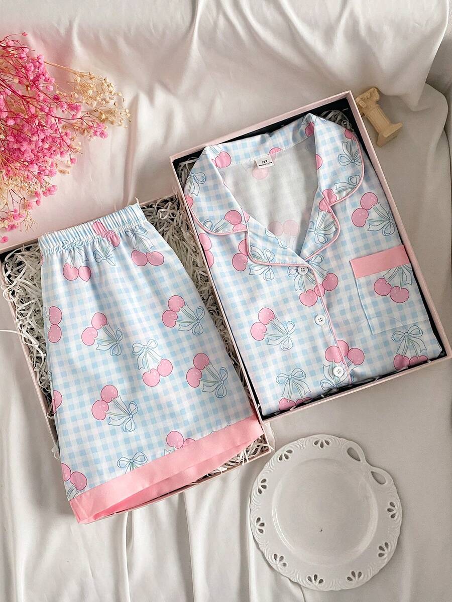 这款两件套大童翻领短袖上衣和短裤夏季家居服套装,采用浅蓝色和白色格子图案,搭配可爱的粉色樱桃印花,柔软轻盈透气的纯棉面料,舒适透气,适合睡眠和休闲居家穿着。 - 藍色 - 查看 1