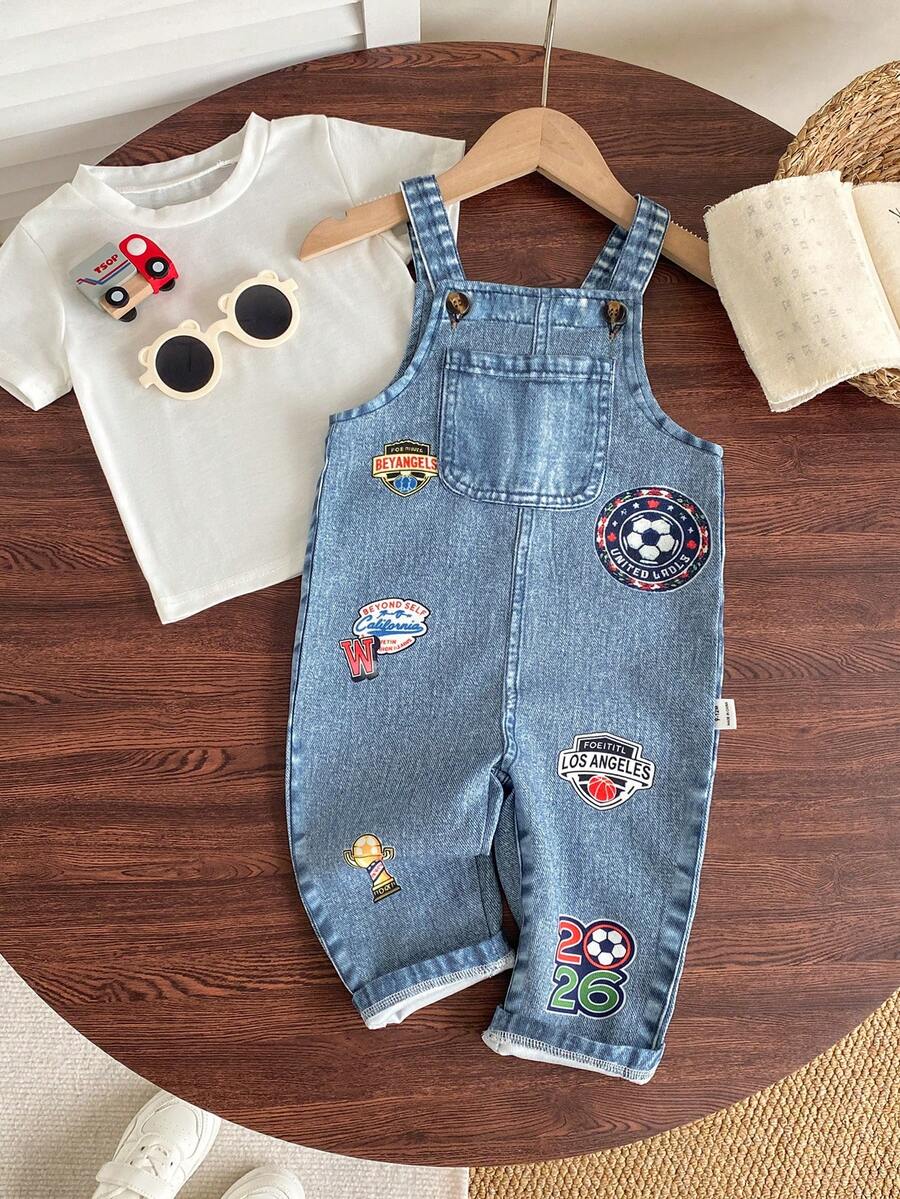 SHEIN Playful Pals 1 chiếc quần yếm denim kiểu retro cho bé trai, in hình khủng long và ô tô hoạt hình dễ thương, chữ cái tiếng Anh, dây đeo có thể điều chỉnh, trang phục thường ngày phối cùng áo thun hoặc áo sơ mi, thoải mái cho mùa hè. Sản phẩm mới - Màu xanh nhạt - Xem 1