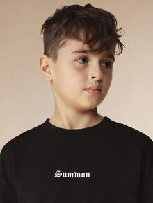 SUMWON Conjunto de verano informal de dos piezas con camiseta de manga corta con cuello redondo y estampado gráfico, y pantalones cortos con estampado de paisley para niños - Negro - Ver 6