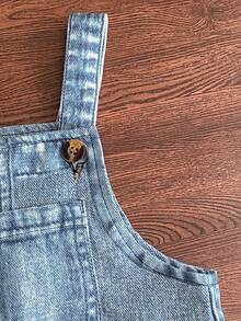 SHEIN Playful Pals 1 chiếc quần yếm denim kiểu retro cho bé trai, in hình khủng long và ô tô hoạt hình dễ thương, chữ cái tiếng Anh, dây đeo có thể điều chỉnh, trang phục thường ngày phối cùng áo thun hoặc áo sơ mi, thoải mái cho mùa hè. Sản phẩm mới - Màu xanh nhạt - Xem 4