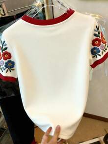 Resyla 女士休闲花卉刺绣图案圆领短袖T恤，日常百搭 - 彩色 - 查看 2