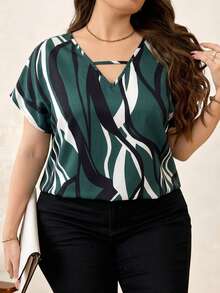 SHEIN Clasi Áo sơ mi nữ cỡ lớn cổ chữ V tay ngắn cánh dơi phối màu tương phản, kiểu dáng thường ngày. - màu xanh lá - Xem 5