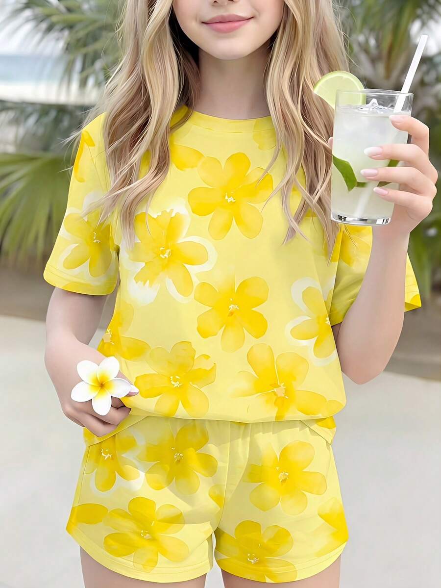 SHEIN Sparklyn 少女黄色芙蓉花印花宽松圆领短袖T恤短裤套装,夏季设计,百搭基础款,适合户外穿着,休闲舒适柔软的圆领短袖T恤短裤两件套,春意盎然,夏日气息浓郁,轻松舒适,时尚少女套装,休闲装,儿童印花服装,春夏套装,新款,清爽舒适,春日休闲,夏日假期 - 彩色 - 查看 1