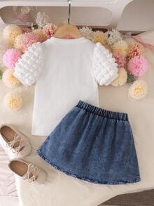 Elladie kids 两件套女童春夏套装，浅粉色短袖上衣+牛仔裙；泡泡袖设计，饰有荷叶边，胸前点缀蓝色刺绣蝴蝶结，百褶裙摆饰有粉色刺绣蝴蝶结，甜美可爱风格，适合日常外出和亲子活动 - 白色 - 查看 3