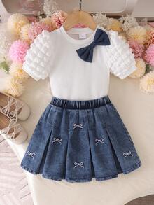 Elladie kids 两件套女童春夏套装，浅粉色短袖上衣+牛仔裙；泡泡袖设计，饰有荷叶边，胸前点缀蓝色刺绣蝴蝶结，百褶裙摆饰有粉色刺绣蝴蝶结，甜美可爱风格，适合日常外出和亲子活动 - 白色 - 查看 5