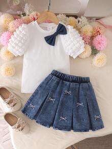 Elladie kids 两件套女童春夏套装，浅粉色短袖上衣+牛仔裙；泡泡袖设计，饰有荷叶边，胸前点缀蓝色刺绣蝴蝶结，百褶裙摆饰有粉色刺绣蝴蝶结，甜美可爱风格，适合日常外出和亲子活动 - 白色 - 查看 8