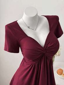 Sweetra Áo thun ngắn tay màu trơn dáng rộng dành cho nữ cỡ lớn, kiểu xoắn phía trước. - Màu Đỏ Sâu - Xem 3