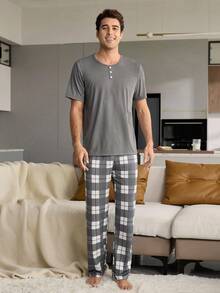 CoupledUp Conjunto de pijama para hombre con top de punto liso de manga corta y pantalones con estampado a cuadros - Gris - Ver 4