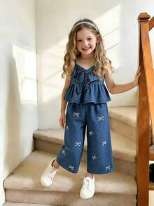 Bộ 2 món cho bé gái mùa hè/xuân, chất liệu denim xanh đậm, kiểu dáng thường ngày, có dây đeo nhún bèo, ống rộng in hình bướm, cạp chun. - Màu xanh lam - Xem 1