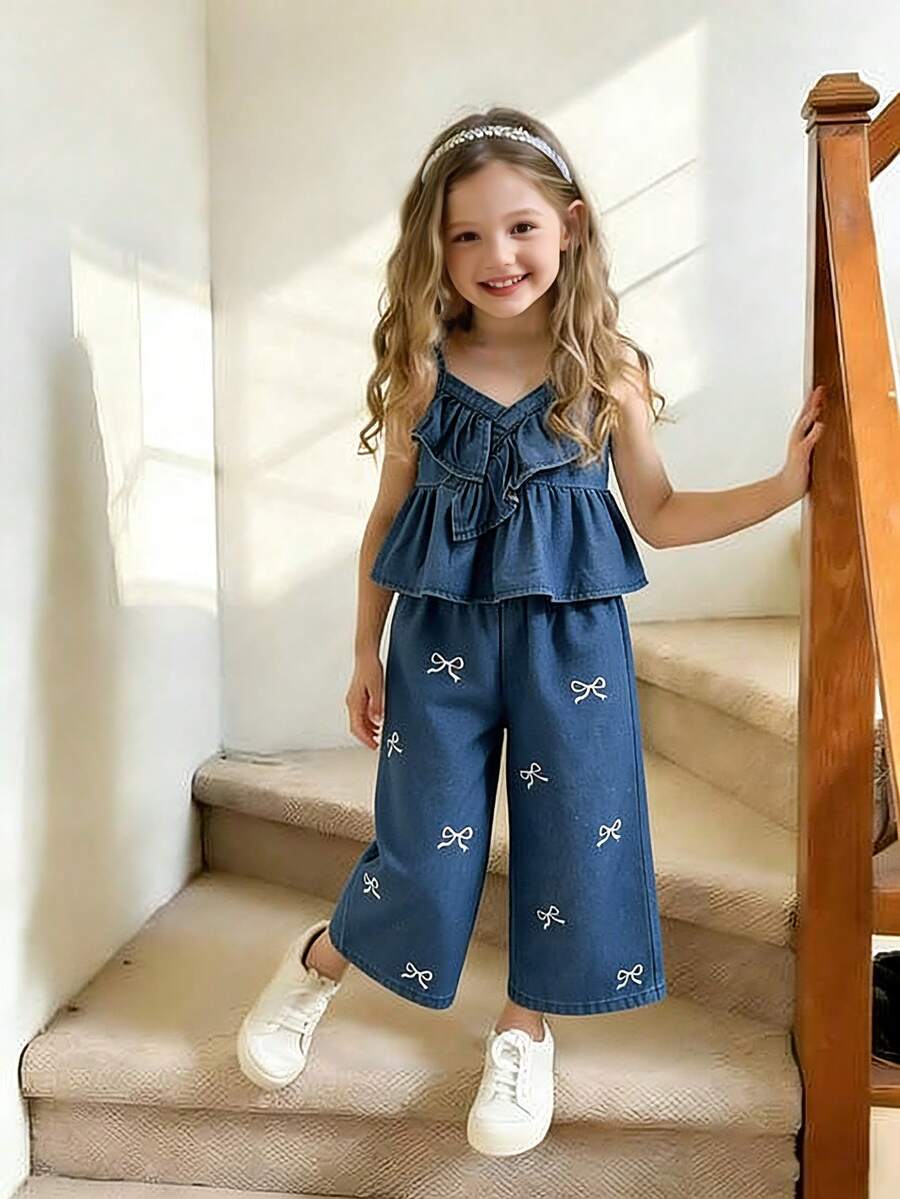 Bộ 2 món cho bé gái mùa hè/xuân, chất liệu denim xanh đậm, kiểu dáng thường ngày, có dây đeo nhún bèo, ống rộng in hình bướm, cạp chun. - Màu xanh lam - Xem 1
