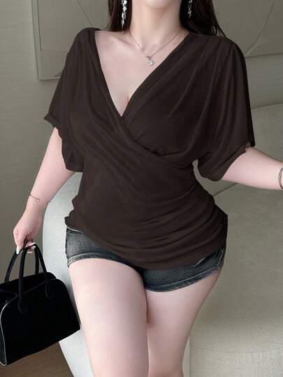 Vibekara 大码女装春夏新款白色交叉褶皱V领宽松短袖上衣，收腰优雅T恤，适合日常穿着、办公室、返校、感恩节、度假、生日派对、音乐节、情人节等场合，春夏穿搭+科切拉音乐节/派对