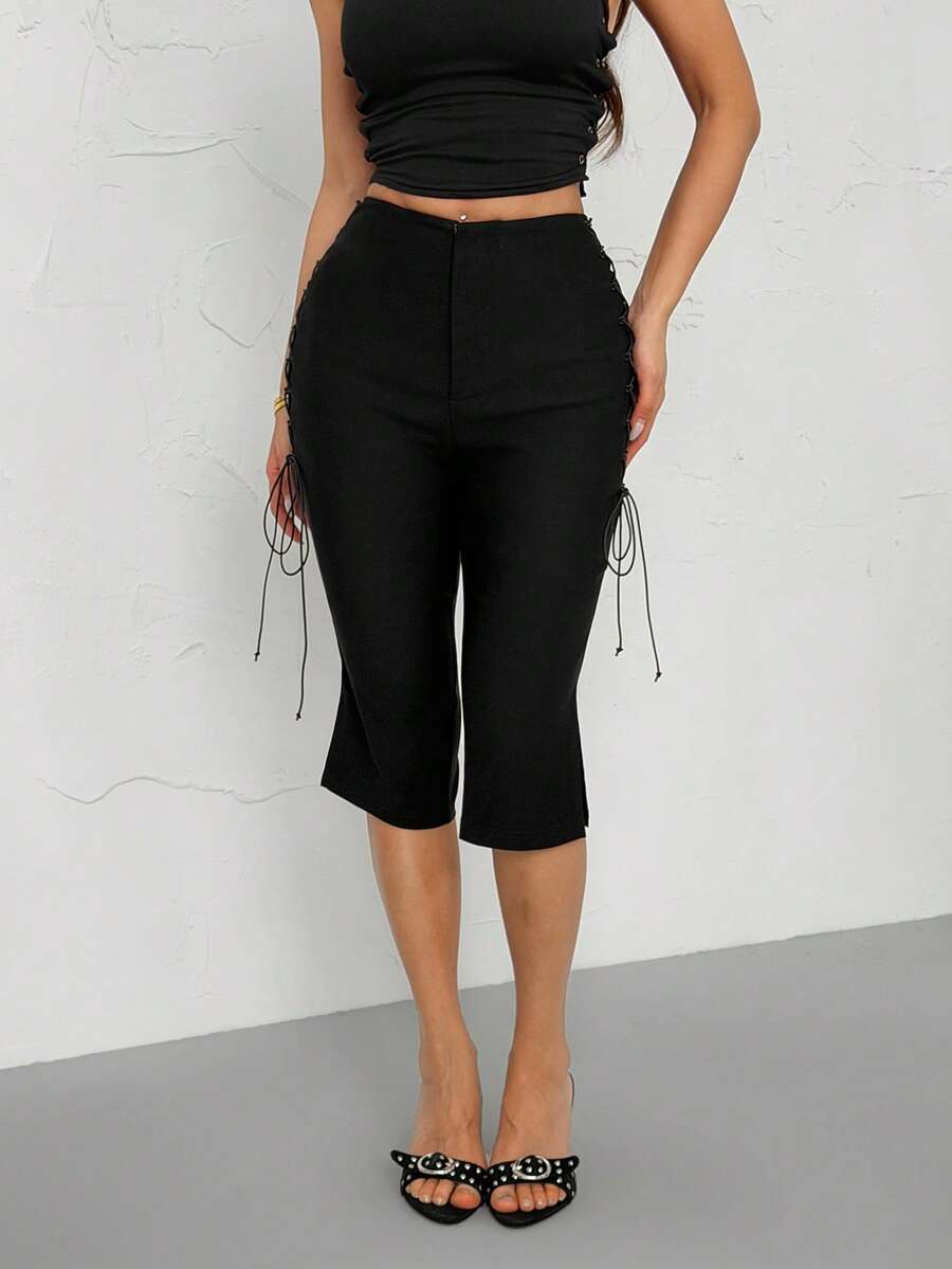 SHEIN PETITE Quần lửng buộc dây bên hông, phong cách mùa hè Y2K thập niên 90, dễ thương, gợi cảm, thích hợp cho kỳ nghỉ, thanh lịch, lễ hội Ibiza, câu lạc bộ, tiệc tùng, mùa xuân. - màu đen - Xem 1