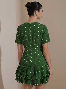 Vestido casual versátil para mujer con cuello redondo, cintura ceñida, manga corta, estampado de lunares en blanco y negro, dobladillo con volantes en capas - Verde - Ver 2