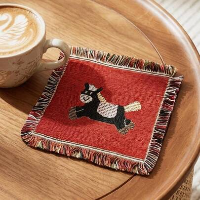 Cirelle 1 Miếng lót ly hình ngựa phong cách Bắc Âu, dệt jacquard sáng tạo, có tua rua bằng vải, hình vuông, cách nhiệt chống bỏng cho tách trà để bàn. Thích hợp cho tách cà phê, tách trà, tách nước, tách thủy tinh, tách sứ, tách thép không gỉ, bát nhỏ, đĩa nhỏ; lý tưởng để tiếp khách, dự tiệc, tiệc trà, sử dụng tại văn phòng và nhà. Cũng là một món quà tân gia, quà tặng ngày lễ tuyệt vời hoặc đạo cụ chụp ảnh.