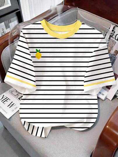 SHEIN Áo thun ngắn tay cổ tròn tối giản màu vàng chanh phối sọc đen trắng, họa tiết cây chanh cổ điển, tình yêu của mẹ, thích hợp cho chụp ảnh kỷ niệm kỳ nghỉ biển, đồ đi biển, kỳ nghỉ hè, thư giãn, phù hợp cho mùa hè.