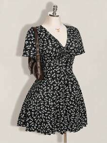 SHEIN ICON 大码女式夏季休闲度假碎花V领短袖腰部系带连衣裙 - 黑與白 - 查看 1
