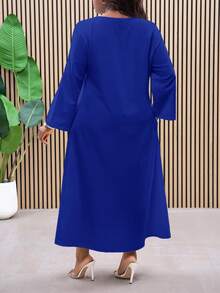 SHEIN CURVE+ 2025春夏新款白色休闲卷边宽松日常连衣裙，百搭简约风，适合各种身材，包括大码、休闲、度假等场合，也适合海滩度假、毕业典礼、下午茶等场合。 - 寶藍色 - 查看 2