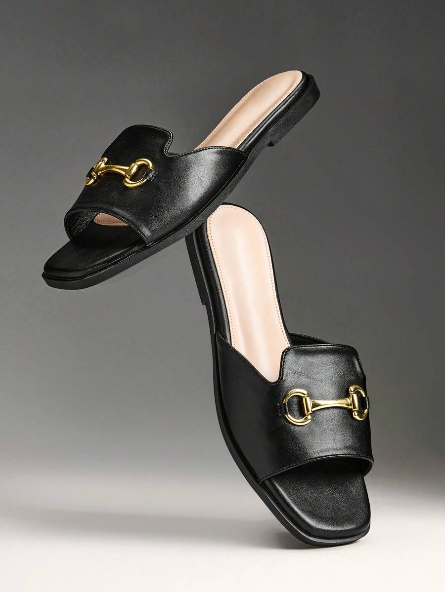 Solezae Damen Schwarze Horsebit Dekor Quadratische Zehenpartie PU Schwarze Slides - Klassisch Heritage Chic Flache Mules - Schwarz - Übersicht 1