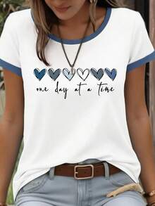 SHEIN LUNE Camiseta de manga corta con cuello redondo, estampado de corazón y eslogan para mujeres - Multicolor - Ver 1