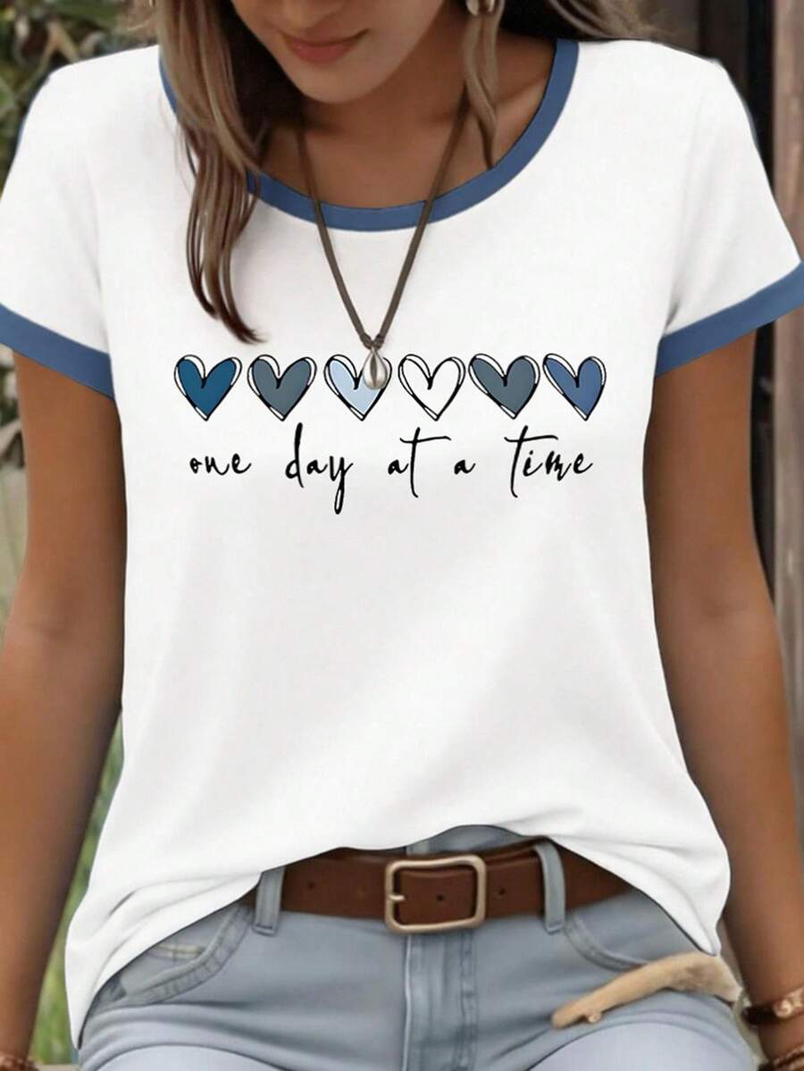 SHEIN LUNE Camiseta de manga corta con cuello redondo, estampado de corazón y eslogan para mujeres - Multicolor - Ver 1