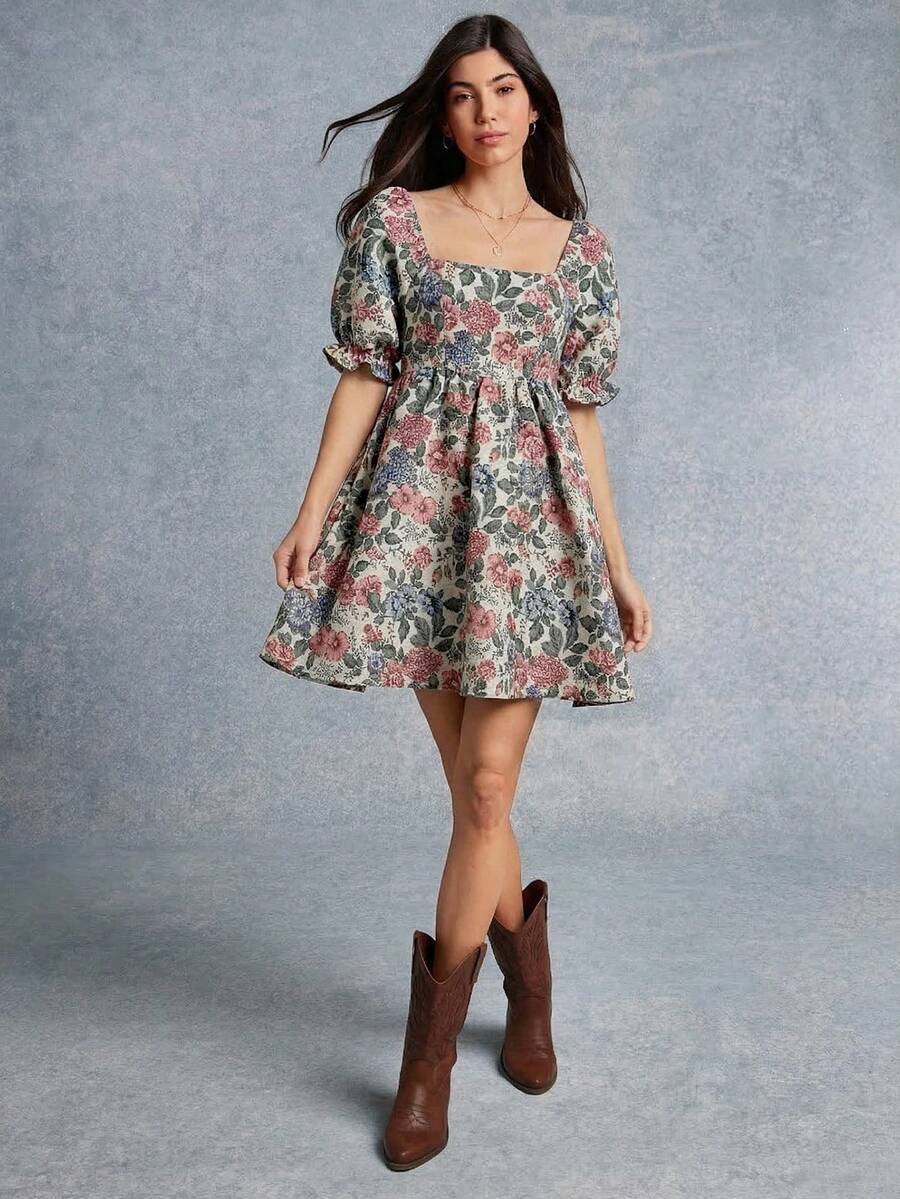 WESTFADE 春季花卉图案提花方领褶皱露背短花瓣袖迷你连衣裙牛仔装 - 杏色 - 查看 1