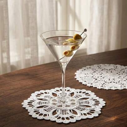 Cirelle 1条全新刺绣餐巾，圆形，精致花卉图案，防滑底，可重复使用，耐热，轻便。适用于家庭餐桌、咖啡桌、办公桌、厨房、旅行、聚会、房间装饰。是节日礼物、派对用品、情人节礼物的理想之选。适合成人、男士、女士、家人和朋友。