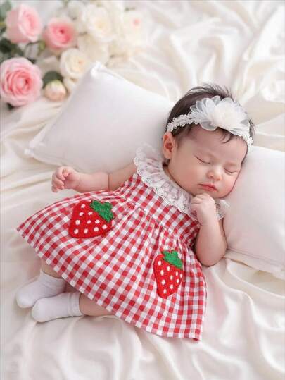 SHEIN 新生女宝宝夏季无袖蕾丝领连衣裙。裙摆饰有草莓图案，后背贴布设计方便穿脱，A字廓形，宽松舒适，优雅甜美可爱，适合0-9岁宝宝日常穿着或户外玩耍。