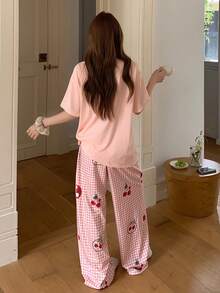 DAZY Bộ đồ ngủ nữ gồm áo tay ngắn cổ tròn in chữ và quần kẻ caro. - Hồng - Xem 2
