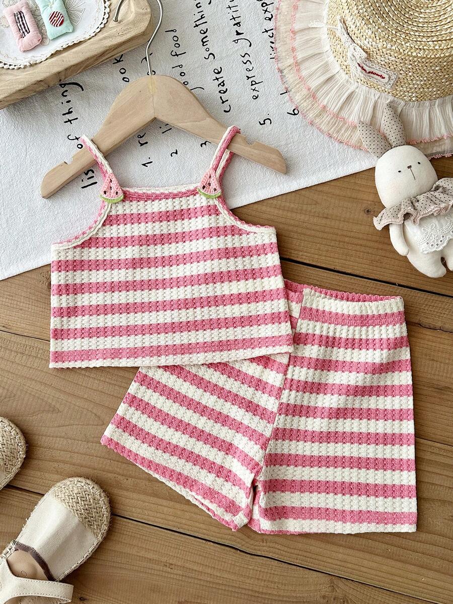 SHEIN Bộ 2 món áo hai dây không tay cho bé gái, quần ngắn, màu trơn, chất liệu vải có họa tiết, họa tiết dâu tây 3D, kết hợp với quần đùi cạp chun, kiểu dáng thường ngày, phù hợp cho kỳ nghỉ, đi biển, thoải mái và mềm mại, phong cách mùa hè mới. - Hồng - Xem 1