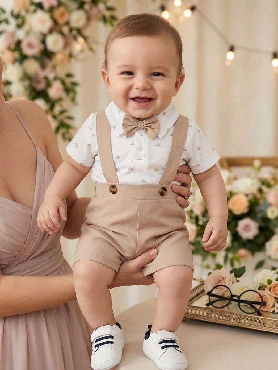 SHEIN Playful Pals 男婴连体衣，配领结，黑白三角图案短袖，衬衫领黑色领结设计，可爱藏蓝色背带短裤，绅士风格