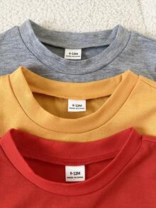 3件套男婴春夏时尚百搭套装，红色、姜黄色、浅灰色字母压纹圆领短袖上衣搭配松紧腰短裤，适合婴幼儿日常休闲穿着。 - 彩色 - 查看 3