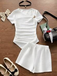 SHEIN Conjunto de camiseta de manga corta asimétrica blanca de diseñador para adolescentes (niñas) con cuello en ángulo, cintura con volantes y hebilla de metal. Adecuado para usar en primavera y verano. El diseño único del cuello en ángulo y la cintura con volantes lo hacen apropiado para el uso diario, fiestas, escuela y otras ocasiones. - Blanco - Ver 9