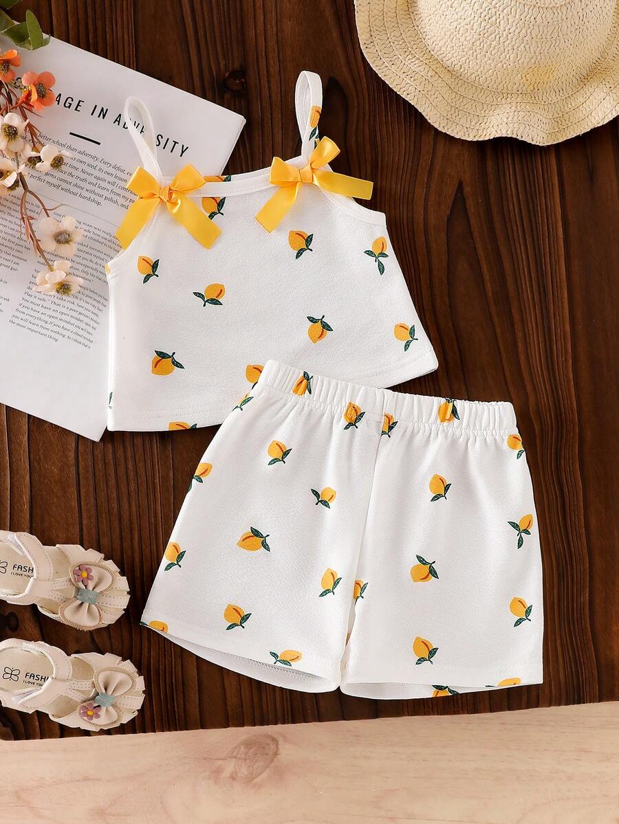 SHEIN 2件組/女嬰無袖吊帶背心套裝 白色夏季可愛度假假日檸檬造型 3D草莓設計彈性腰短褲 幼童套裝 - 彩色 - 查看 1