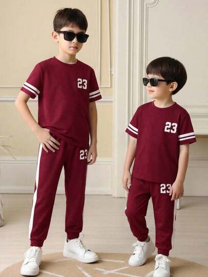 SHEIN Bộ 2 món áo thun và quần in họa tiết thoải mái, đa năng dành cho bé trai, kiểu dáng thường ngày.