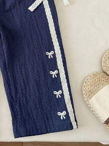 SHEIN Quần ống rộng màu xanh navy cho bé gái, chất liệu vải có họa tiết, phối ren nơ tương phản, thích hợp mặc hàng ngày hoặc đi nghỉ mát. - Xanh đậm - Xem 5