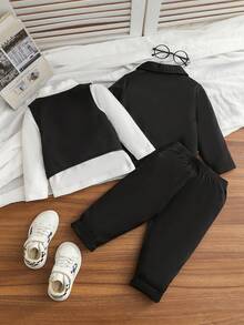 SHEIN Bộ vest 4 món cho bé trai, gồm áo sơ mi trắng dài tay với nơ đen, áo vest đen, áo khoác dài tay và quần cạp chun. Áo sơ mi trắng kết hợp với bộ vest đen tạo nên vẻ ngoài đặc biệt thanh lịch, giúp toàn bộ trang phục trông gọn gàng và thời trang, phù hợp cho các sự kiện lễ hội, dịp trang trọng, đám cưới, khách mời đám cưới, người mang nhẫn, phù rể và mùa tựu trường, chẳng hạn như đám cưới, dạ hội, lễ tốt nghiệp, áo sơ mi, quần áo cưới cho bé trai/trang phục ngày đầu tiên của mẹ/trang phục gia đình đồng bộ. - màu đen - Xem 3