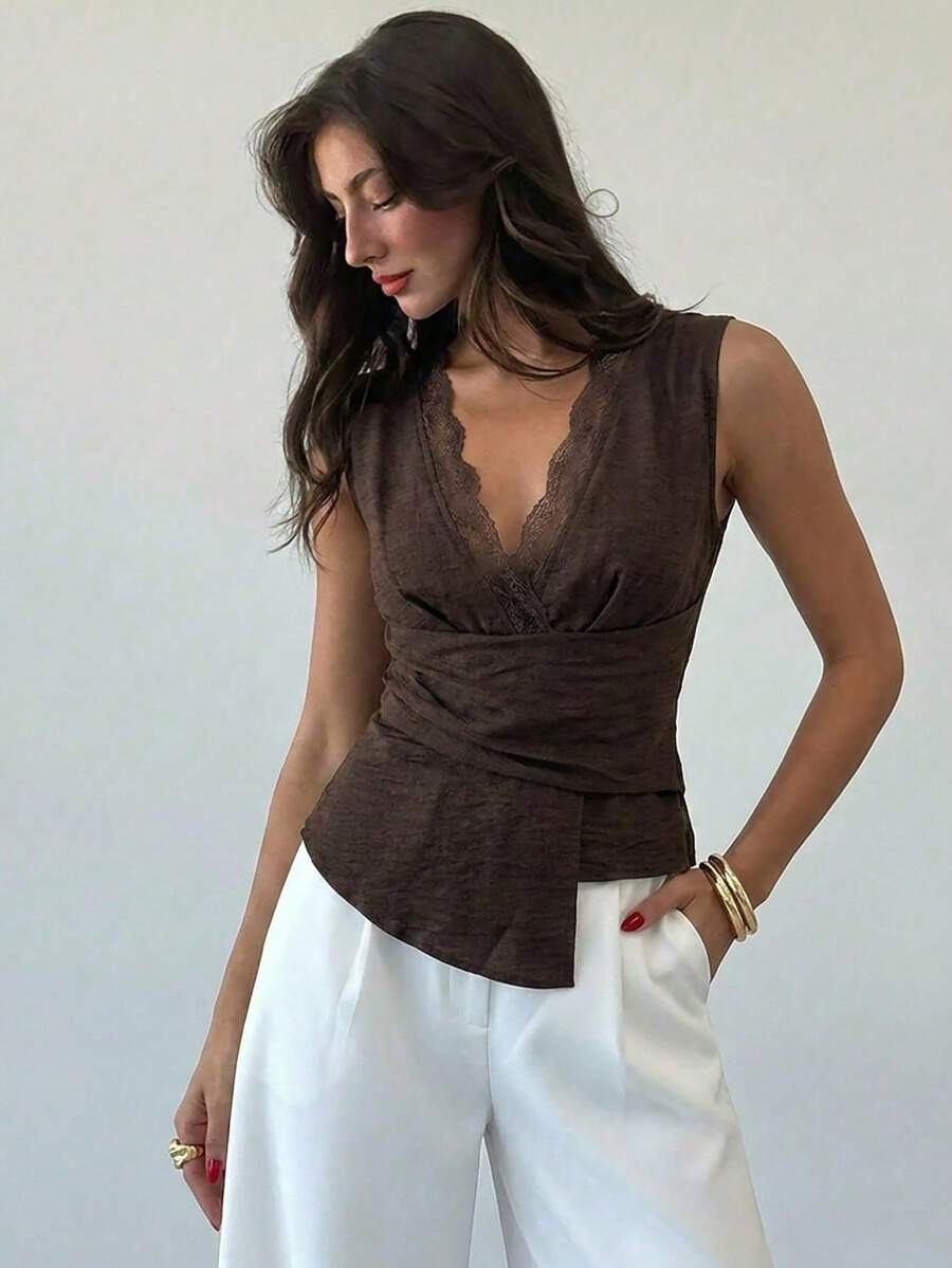 Aloruh 新款极简时尚通勤蕾丝拼接腰部褶皱不对称V领套头衫 - 棕色 - 查看 1