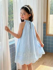 SHEIN Elladie kids 这款清新公主风蓝色吊带连衣裙，采用轻盈透气的梭织面料，柔软亲肤，领口饰有蝴蝶结，甜美俏皮又不失优雅。裙身点缀精致的白色蕾丝刺绣，裙摆呈喇叭形并带有荷叶边，宽松版型适合各种身材。单件蓝色连衣裙，适合生日派对、家庭聚会、户外活动等场合，轻盈透气，是春夏的理想之选。 - 藍色 - 查看 2