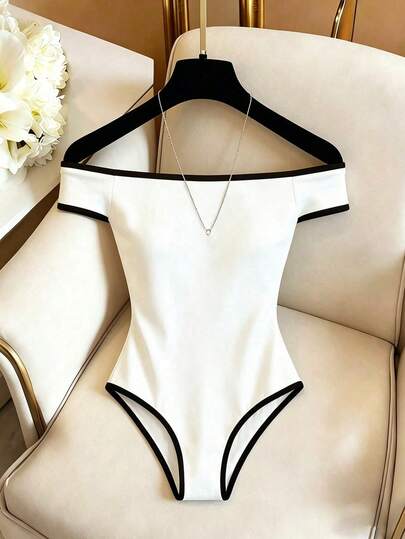 Franclia Mono de hombros descubiertos de moda para mujer, minimalista y versátil, color blanco, ajustado, adecuado para ir a trabajar o de paseo, con encanto intelectual, atuendo de verano