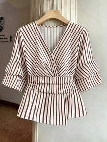 Franclia Áo sơ mi kẻ sọc mùa hè mới dành cho nữ cỡ lớn, thanh lịch, thoải mái, lý tưởng cho mặc hàng ngày. Thiết kế cổ chữ V, tay áo xếp ly hai lớp, kiểu tay áo lãng mạn, dáng suông ôm eo, eo xếp ly, vạt áo bất đối xứng. Cần thiết cho trang phục đi làm mùa xuân/hè, thiết kế tôn eo, vạt áo không đều. Áo sơ mi nữ, trang phục xuân/hè, trang phục đi biển nữ, trang phục dự tiệc, áo sinh nhật, trang phục đi làm, trang phục thường ngày. Áo sơ mi tay xếp ly - Nhiều màu - Xem 4