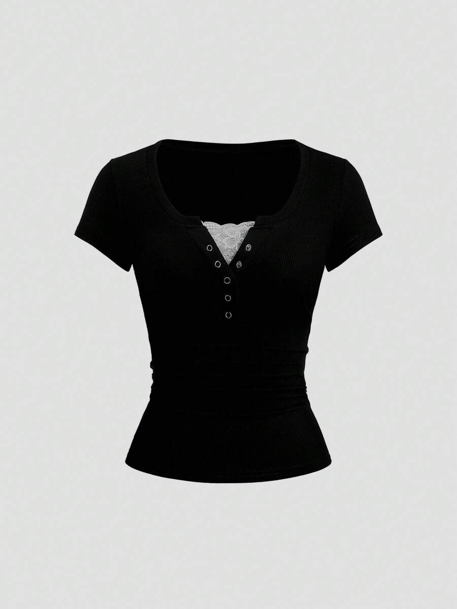 Sweetra Kaos Wanita Streetwear Lengan Pendek Warna Polos dengan Hiasan Renda Lubang Setengah Terbuka - Hitam - View 1